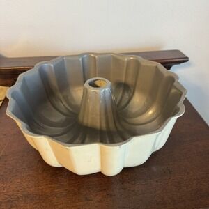 10" X 3.75" - Vintage 12 cup / 3-Liter - Fluted Bundt Cake Pan Heavy Duty